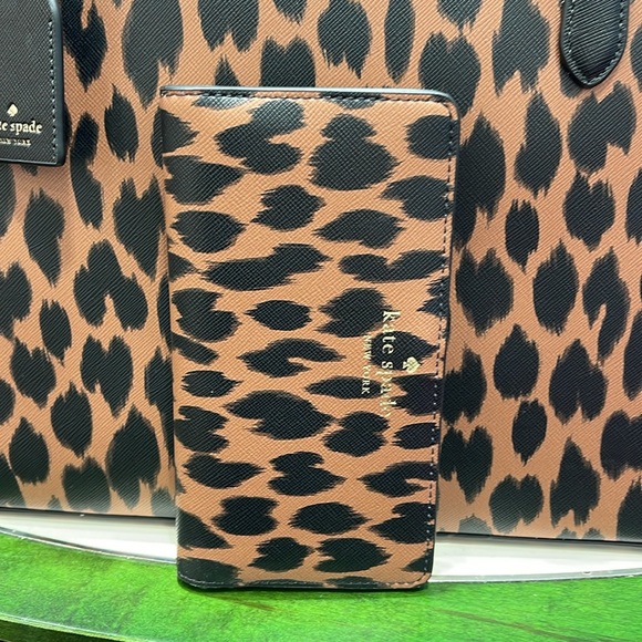 Kate Spade Schuyler Large Slim Bifold Wallet
COLOR:
Multi
NWT - Picture 2 of 16